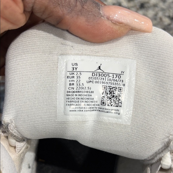 Jordan 13s Kids Sneakers in White and Blue - Picture 2 of 16